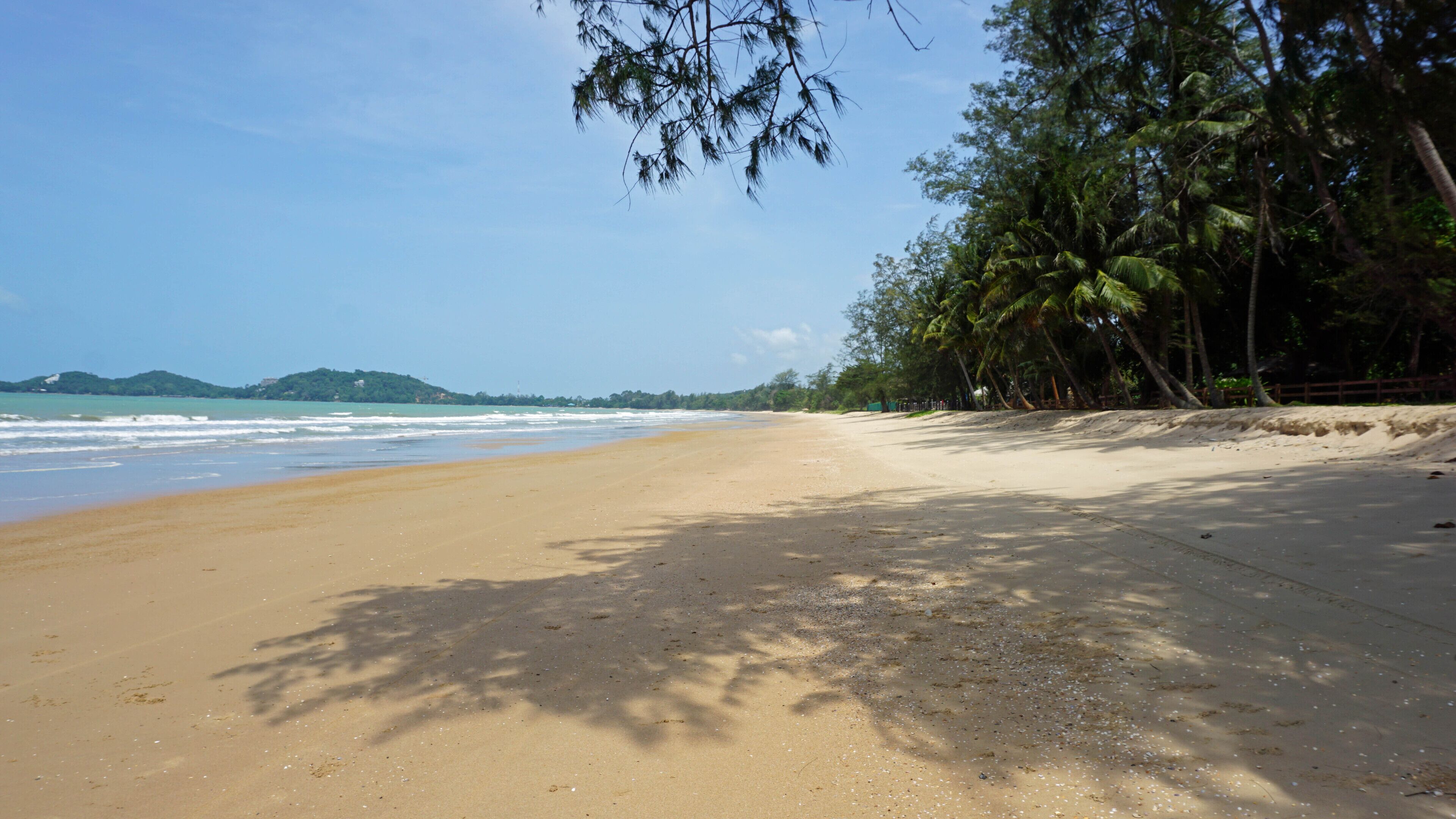 Beach nearby, sun loungers, beach towels