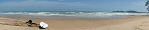 Plage à proximité, chaises longues, serviettes de plage