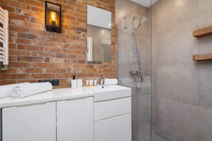 Een douche, een haardroger, shampoo