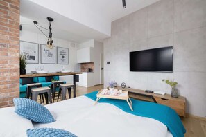 Tabla de planchar con plancha, wifi y ropa de cama 