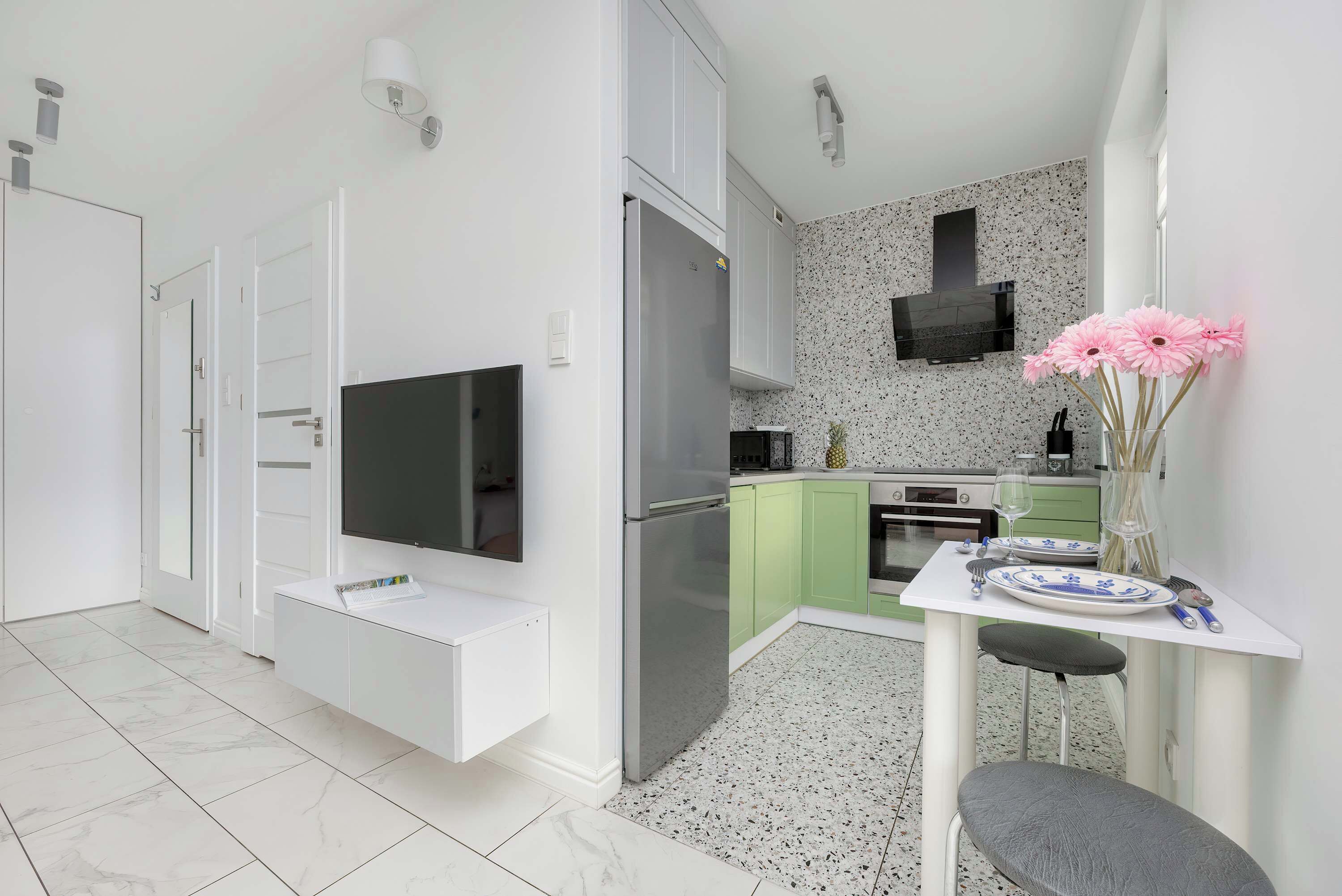 Réfrigérateur, four à micro-ondes, un four, surface de cuisson