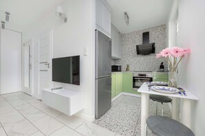 Réfrigérateur, four à micro-ondes, un four, surface de cuisson