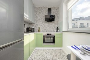 Réfrigérateur, four à micro-ondes, un four, surface de cuisson