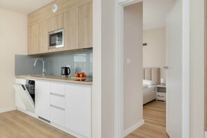 Réfrigérateur, micro-ondes, plaque de cuisson, lave-vaisselle