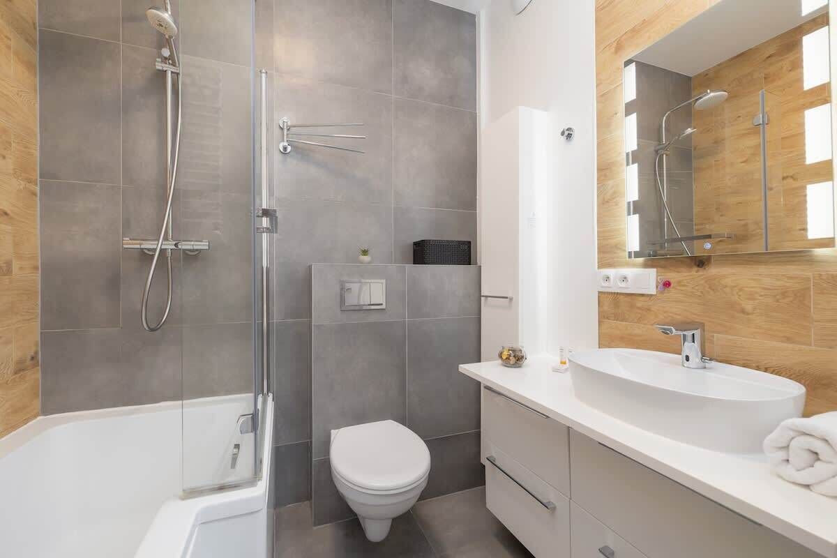 Douche, sèche-cheveux, shampoing