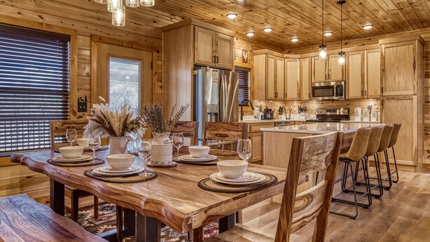 Un interior de madera con comedor, cocina y bar.