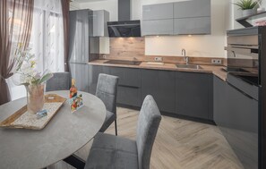 Fridge, oven, dishwasher, coffee/tea maker