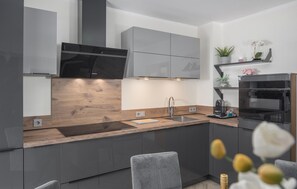 Fridge, oven, dishwasher, coffee/tea maker