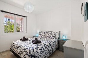 2 bedrooms, iron/ironing board, WiFi, bed sheets - Benalmar Beach, nearby amenities (Benalmádena)