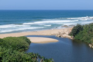 Beach towels - Sea View Holiday Apartment. Walk to the Beach. Exclusive use roof-top deck. (Margate)