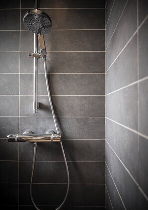 Douche, sèche-cheveux, serviettes fournies