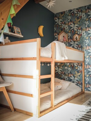 4 bedrooms, iron/ironing board, free WiFi, bed sheets
