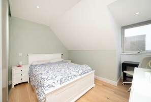 1 bedroom, desk, iron/ironing board, WiFi