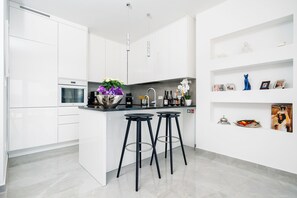 Fridge, oven, stovetop, dishwasher