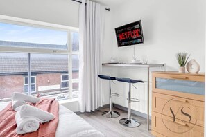 1 habitación, escritorio, tabla de planchar con plancha y wifi 