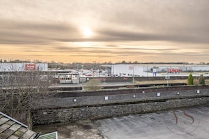 Una extensa zona industrial con almacenes, incluyendo tiendas Argos y Tesco, y un estacionamiento.
