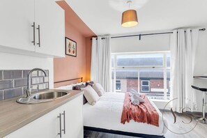 1 habitación, escritorio, tabla de planchar con plancha y wifi 