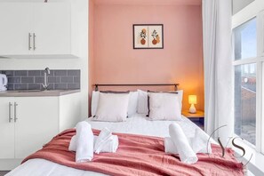 1 habitación, escritorio, tabla de planchar con plancha y wifi 