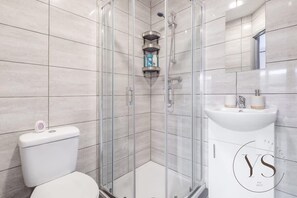 Douche, sèche-cheveux, serviettes fournies