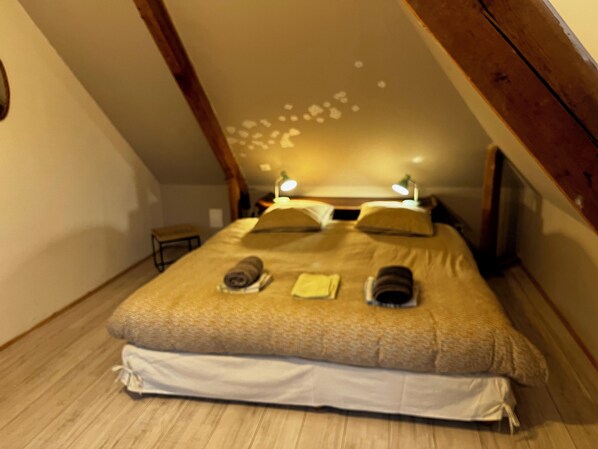 5 chambres, fer et planche à repasser, lit de bébé portatif