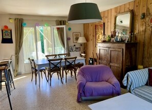 Smart-TV, Kamin, Tischtennisplatte, Bücher