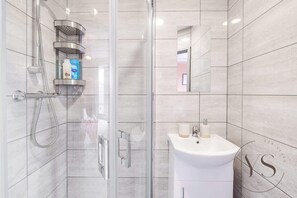 Shower, hair dryer, towels - Modern 2D Studio w/ Netflix & Wi-Fi Access (Stoke-on-Trent)