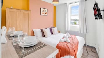 1 slaapkamer, een bureau, een strijkplank/strijkijzer, wifi