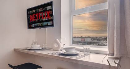 Cozy Studio Near The Potteries & Dining