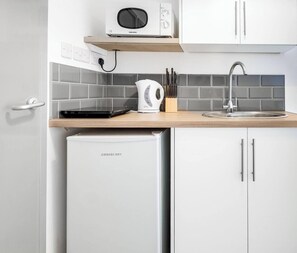 Réfrigérateur, micro-ondes, plaque de cuisson, grille-pain