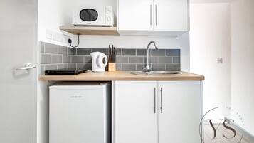 Frigorifero, microonde, piano cottura, tostapane