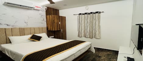 Deluxe Room | Egyptian cotton sheets, premium bedding, desk