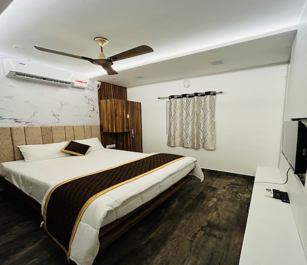 Deluxe-huone | Egyptinpuuvillaiset lakanat, ylelliset vuodevaatteet, työpöytä