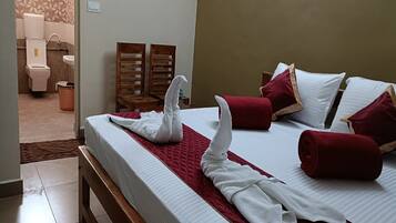 Deluxe Room, 1 Queen Bed | Hypo-allergenic bedding, desk, free WiFi, bed sheets