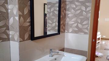 Deluxe Room, 1 Queen Bed | Bathroom | Shower, rainfall showerhead, towels