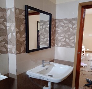 Deluxe Room, 1 Queen Bed | Bathroom - GP Village Resort (Melmalayanur)