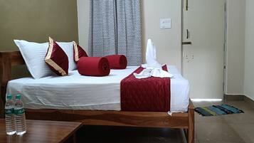 Deluxe Room, 1 Queen Bed | 1 bedroom, hypo-allergenic bedding, desk, free WiFi