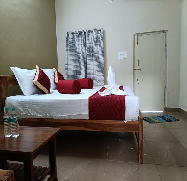 Deluxe Room, 1 Queen Bed | Hypo-allergenic bedding, desk, free WiFi, bed sheets - GP Village Resort (Melmalayanur)