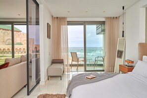 Ropa de cama de alta calidad y caja de seguridad en la habitación