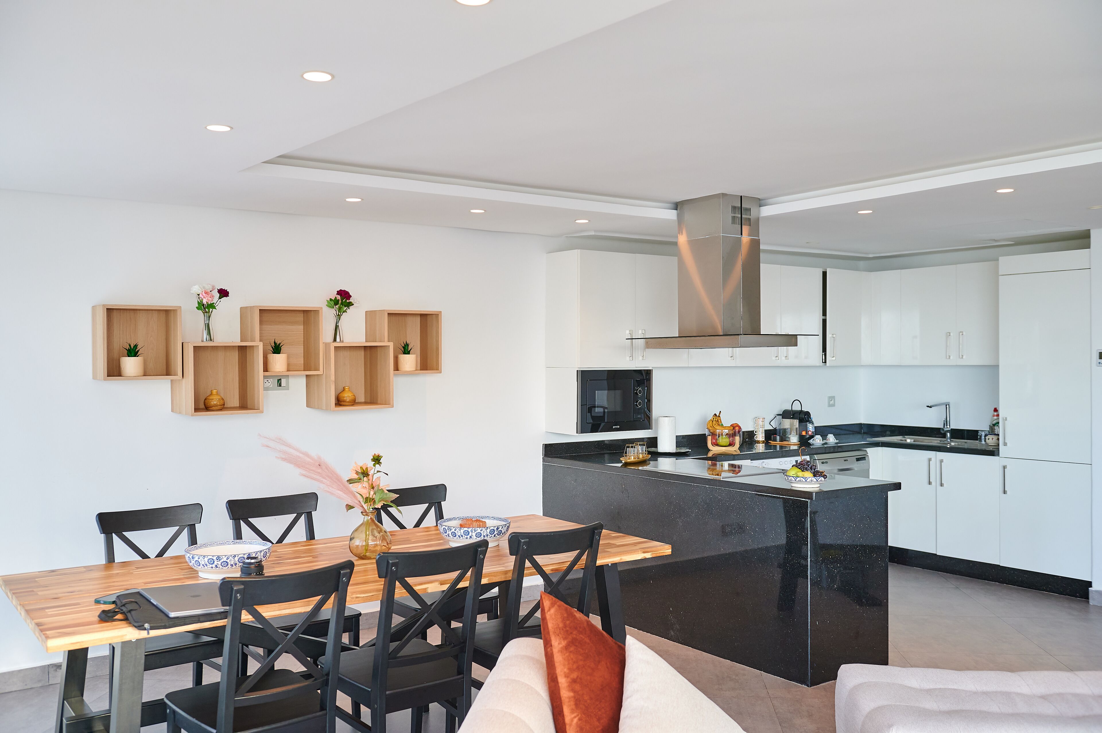 Apartamento superluxo | Área de estar | Smart TV 55 cm com canais digitais, Netflix, serviços de streaming