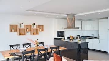 Apartamento superluxo | Área de estar | Smart TV 55 cm com canais digitais, Netflix, serviços de streaming