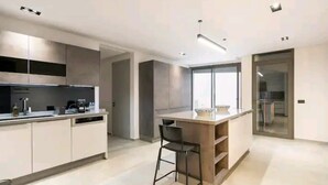 Una cucina moderna con isola centrale, elettrodomestici integrati e un design minimalista.