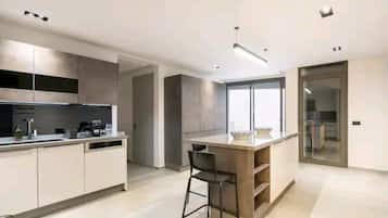 Cobertura real | Cozinha privada | Micro-ondas, fogão, cooktop, máquina de café expresso