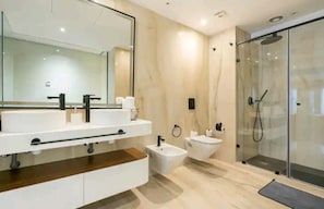 Royal Penthouse | Bathroom | Shower, rainfall showerhead, free toiletries, hair dryer - TheCasaEdition Sea view & Mosque Hassan2 (Casablanca)