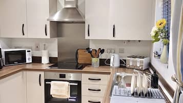 House | Private kitchen | Fridge, microwave, oven, stovetop