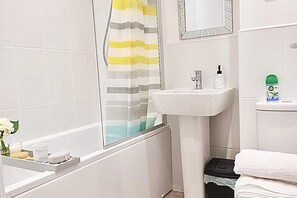 Combined shower/tub, deep soaking tub, towels
