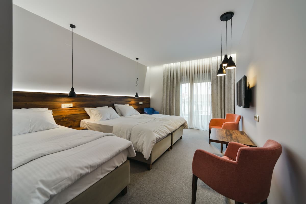 Standaard driepersoonskamer | 1 slaapkamer, een bureau, gratis wifi