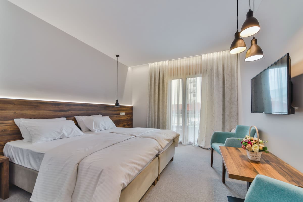Deluxe kamer, 1 twee- of 2 eenpersoonsbedden | 1 slaapkamer, een bureau, gratis wifi