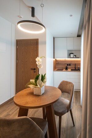 Standard-Doppel- oder -Zweibettzimmer, Nichtraucher | Zimmersafe, Schreibtisch, laptopgeeigneter Arbeitsplatz
