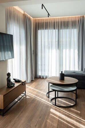 شقة سوبيريور - لغير المدخنين | خزنة داخل الغرفة ومكتب ومساحة عمل للكمبيوتر المحمول وستائر تعتيم