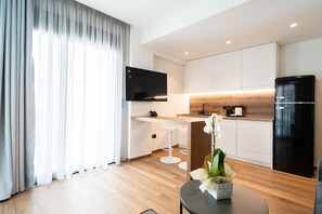 Deluxe Apartment | In-room safe, desk, laptop workspace, blackout drapes - Volos Inn Hotel (Volos)